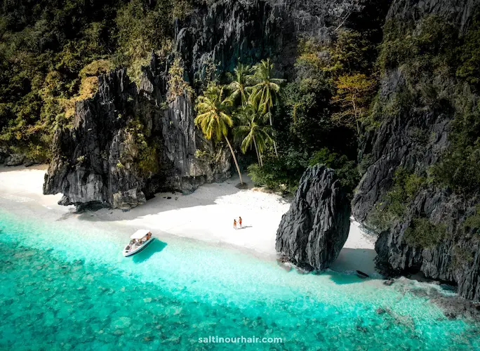 Stunning limestone cliffs and crystal-clear turquoise waters in El Nido, Palawan